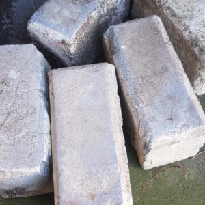 Originele oude gebakken Scoria Bricks met blauw-grijze gloed per stuk bij Rubens Tuinen.