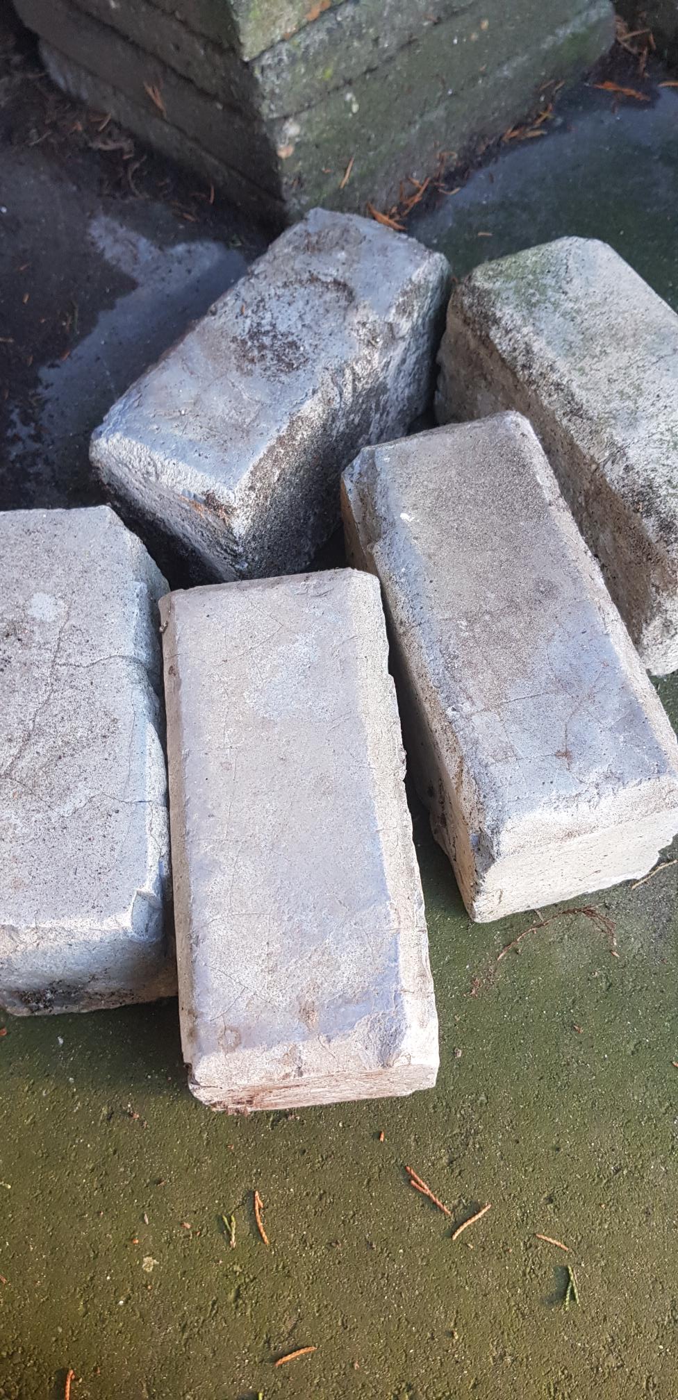 Originele oude gebakken Scoria Bricks met blauw-grijze gloed per stuk bij Rubens Tuinen.