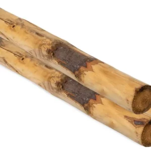 Een natuurlijke, geschilde ronde paal van tamme kastanjehout met een diameter van 10 tot 12 centimeter en een lengte van 250 centimeter, staand in een tuinlandschap.