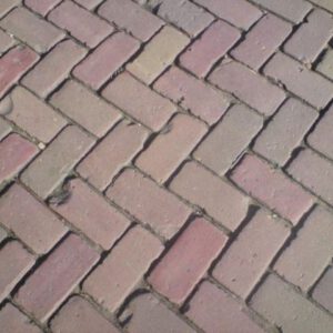 Robuuste circulaire 10-duimers (dikformaat) in rood genuanceerde kleur voor een authentieke oprit of terras.