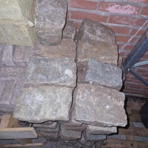 authentieke gebruikte kinderkoppen in diverse grijstinten voor een klassieke bestrating bij Rubens Tuinen.