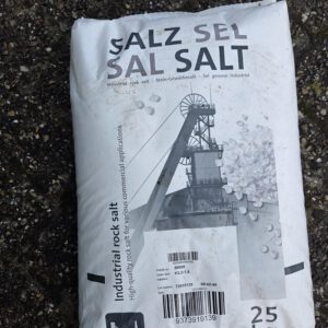 Grote zak natuurlijk steenzout van 25 kg met grove korrel voor langdurige gladheidsbestrijding bij Rubens Tuinen.