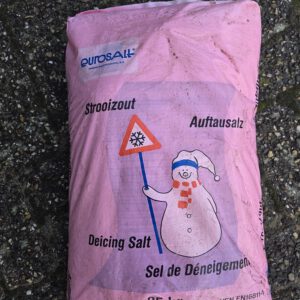 Zak strooizout van 25 kg voor effectieve gladheidsbestrijding op oprit en tuinpad.
