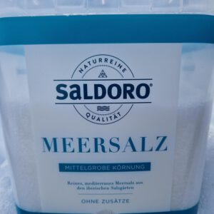 Emmer strooizout van 5 kg voor gladheidsbestrijding op oprit en tuinpad.