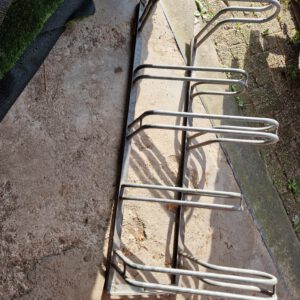 Extra zwaar 2e hands fietsenrek van gegalvaniseerd metaal voor 5 fietsen bij Rubens Tuinen.
