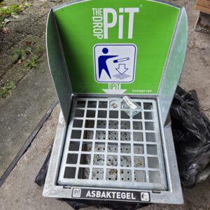 Gebruikte DropPit asbaktegel 30x30 cm inclusief ingooischerm en sleutel Rubens Tuinen