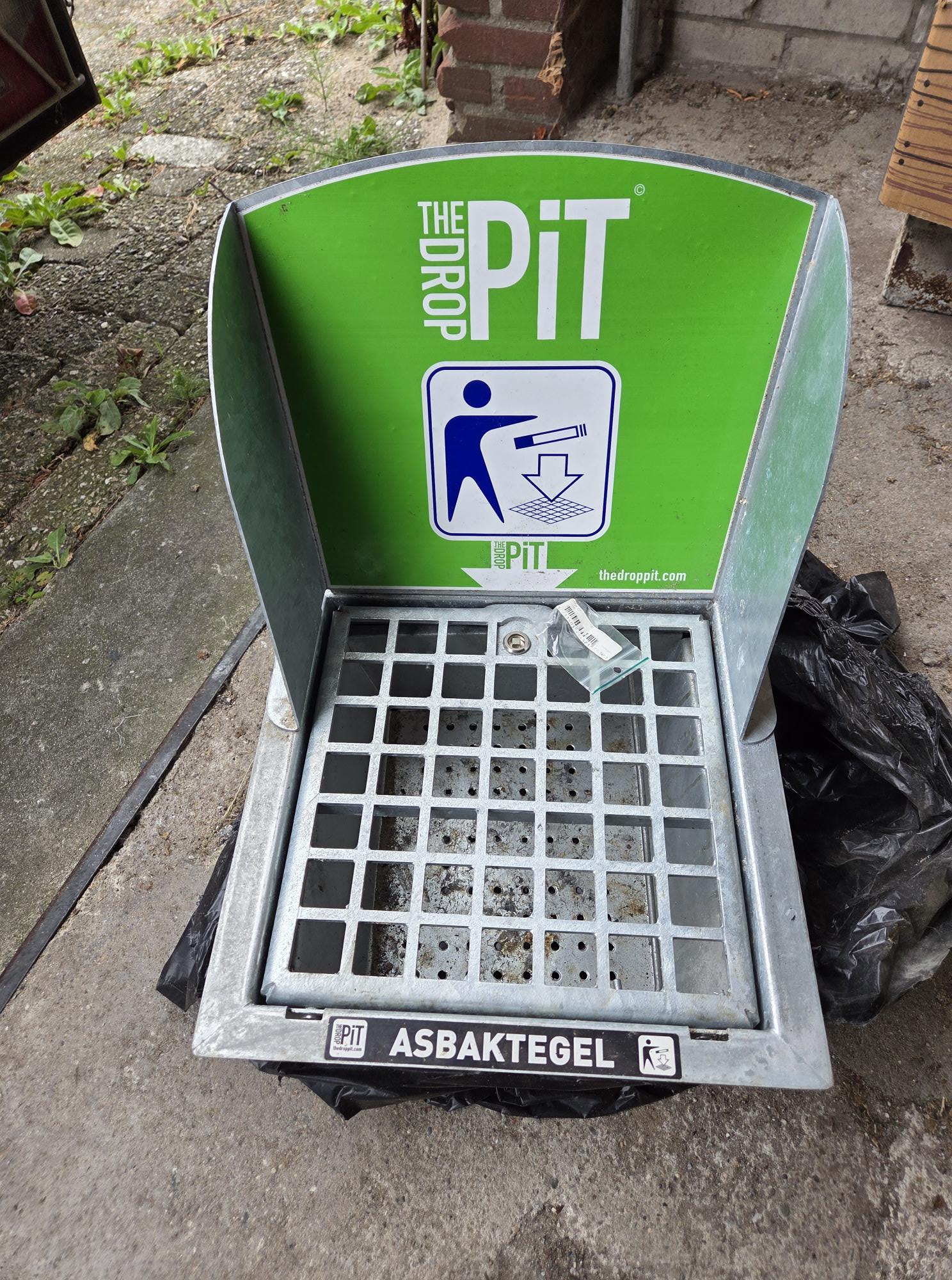 Gebruikte DropPit asbaktegel 30x30 cm inclusief ingooischerm en sleutel Rubens Tuinen