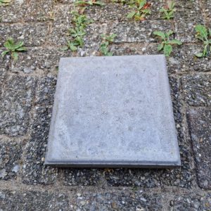Nieuwe grijze KOMO betonnen stoeptegel van 30x30x6 cm van Rubens Tuinen